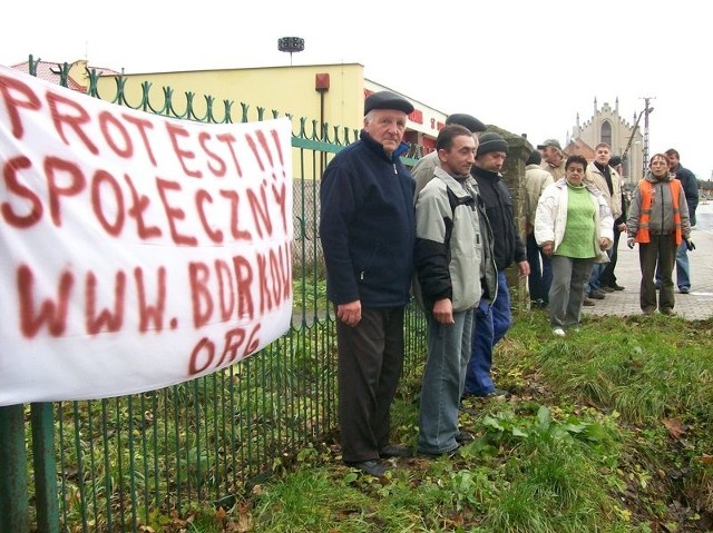 Jeden z transparentów sprzeciwiających się powstaniu Ośrodka zawisł obok budynku Straży Pożarnej w Borkowicach.