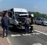 Wypadek na drodze krajowej nr 94. Zderzenie dwóch samochodów osobowy i bus dostawczy