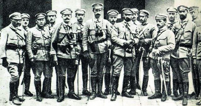 Sztab I Kompanii Kadrowej przed wejściem do Pałacu Biskupów Krakowskich w Kielcach, 1914 rok