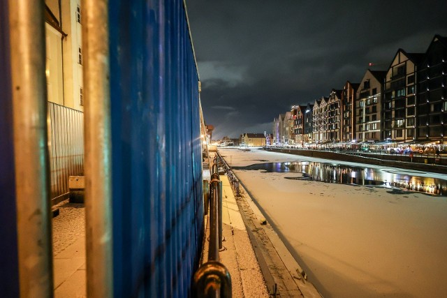 Gdańsk. Fragment Długiego Pobrzeża zamknięty. Remont ze względów bezpieczeństwa jest konieczny! ZDJĘCIA