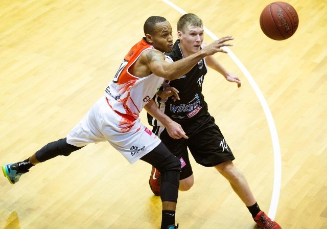 W pierwszym meczu w Słupsku Energa Czarni pokonała Wikanę Start Lublin 71:68. Najskuteczniejszym zawodnikiem Czarnych Panter był Kyle Shiloh, zdobył 21 punktów.