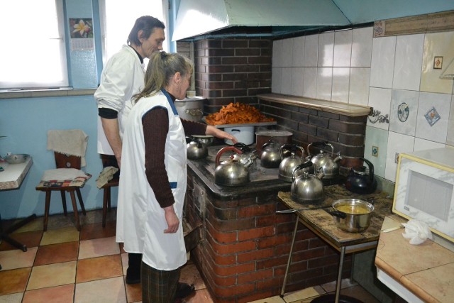 W tej kuchni w schronisku "Judym&#8221; w Kołaczkowie przygotowuje się posiłki trzy razy dziennie. Podobnie będzie w domu w Budzisławiu, w którym zamieszkają głównie samotne matki z dziećmi