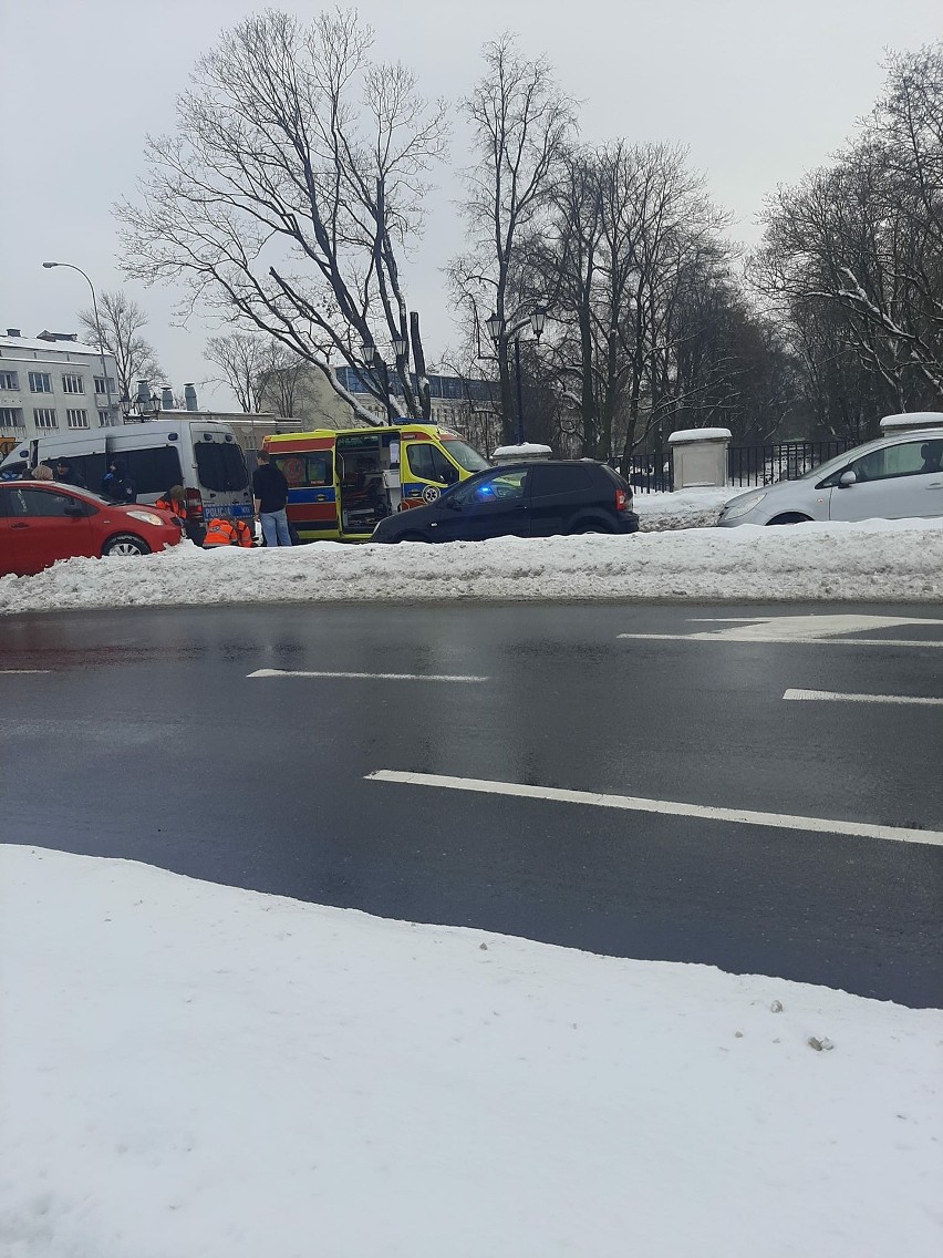 W centrum Białegostoku auto wjechało w zaspę. Policjanci reanimowali kierowcę