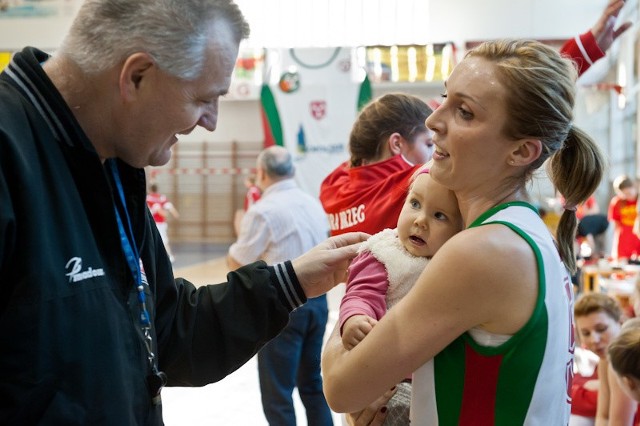 Do Brzegu na dwudniowy turniej przyjechały koszykarki z Wrocławia, Warszawy i Głowna. Wraz z zespołem gospodyń rywalizują o puchar burmistrza miasta.Wyniki meczów po pierwszym dniu zawodów:Stal Odra Brzeg - Ślęza Wrocław 56:65 AZS Politechnika Warszawa - Alles Głowno 85:49Ślęza Wrocław - Alles Głowno 96:48 Stal Odra Brzeg - AZS Politechnika Wrocławska 51:67