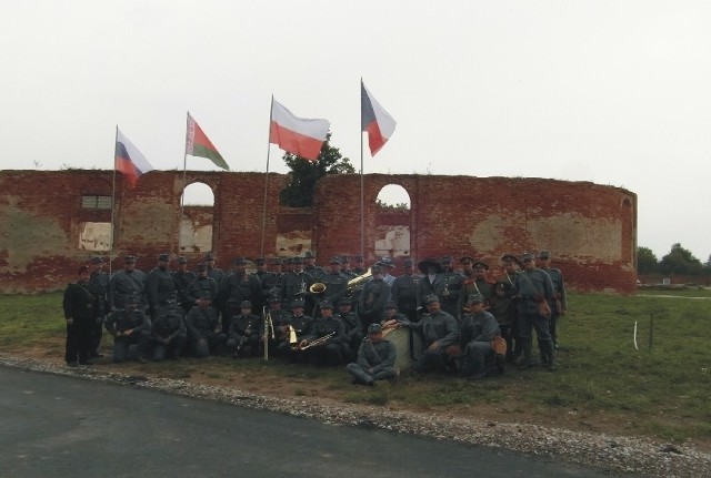 Rzadki widok. Flagi polska, rosyjska, białoruska i czeska wiszą obok siebie.