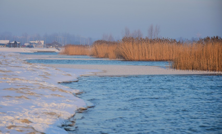 Jezioro Tarnobrzeskie z zamarzającą taflą wody