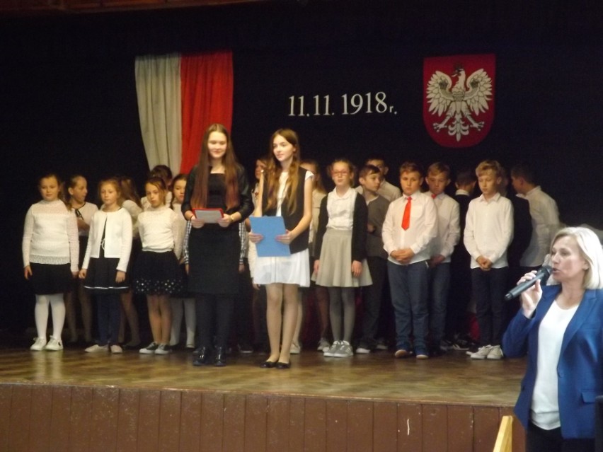 Publiczna Szkoła Podstawowa w Iwaniskach przyłączyła się do świętowania niepodległości [ZDJĘCIA]
