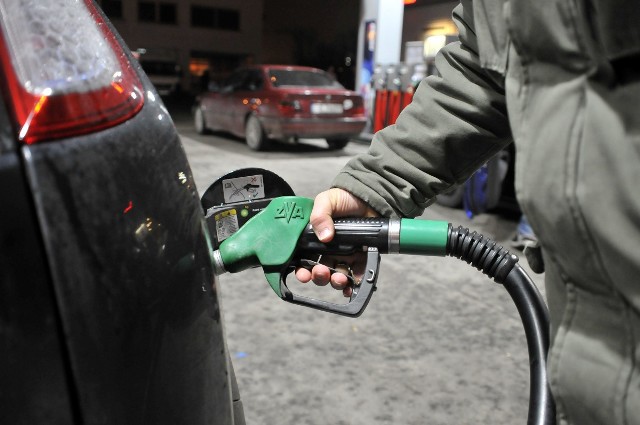 Zespół Picodi.com prześledził zmianę cen benzyny w kilkudziesięciu krajach świata i obliczył, na ile litrów paliwa stać przeciętnego Polaka w 2020 roku.Fot. Wojciech Matusik