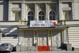 Poznań: Teatr Polski wspiera nauczycieli. Na budynku wisi transparent, a w czasie protestu odbędą się „Lekcje w Polskim”