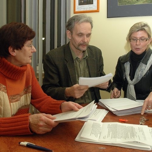 Komisja konkursowa podczas sprawdzania prac z II etapu. Od lewej Danuta Dąbrowska, Paweł Bartnik i Bogna Skarul.