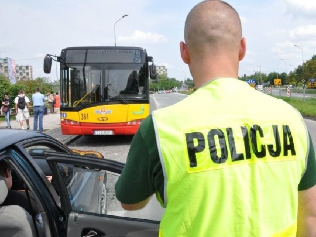 Podczas policyjnych oględzin uszkodzonego autobusu.