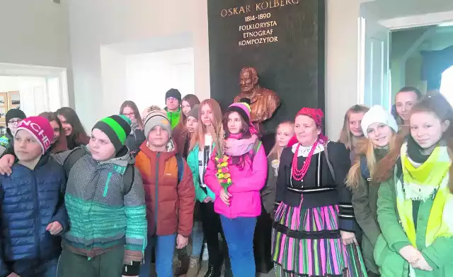 Kilka grup uczniów nie tylko z Przysuchy, ale także z Mirowa i Radomia przyjechało do muzeum w Przysusze, by tu uczestniczyć w zajęciach z nauki zwyczajów świątecznych.