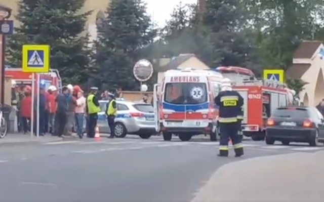 W samym Miedźnie strażacy i policja kierowali ruchem w związku z wypadkiem szesnastolatki.