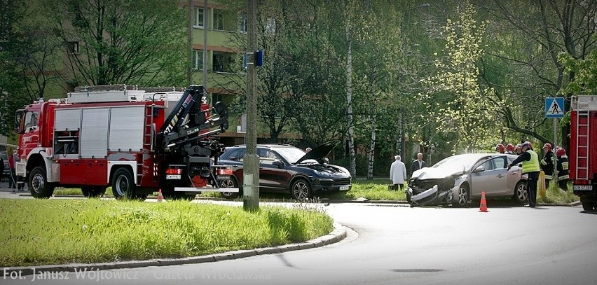 Wrocław: Wypadek Porsche na rondzie Żołnierzy Wyklętych (ZDJĘCIA)