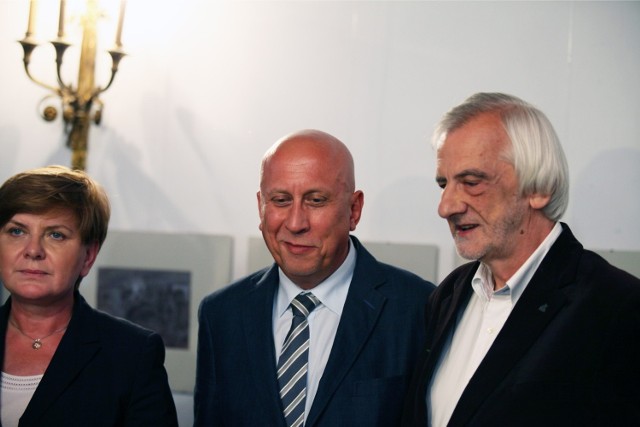 Prezentując dra Lasotę obok siebie stanęli wiceprezes PiS Beata Szydło, Ryszard Terlecki i Jarosław Gowin, lider Polski Razem.