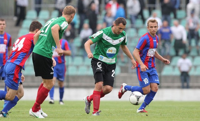 Dawid Jarka (z lewej) strzelił dwa gole i dał się we znaki obrońcom Rakowa Częstochowa