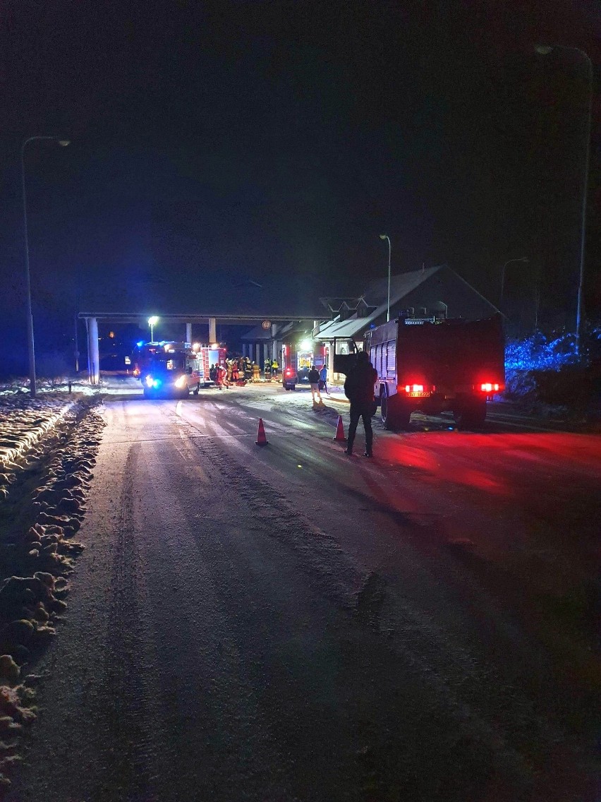 Wypadek na granicy. Na trasie Głuchołazy-Zlate Hory samochód osobowy uderzył w słup. Na miejscu zginęło dwóch mężczyzn