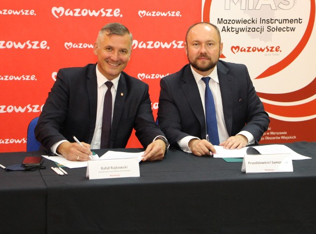 Rafał Rajkowski (z lewej) wicemarszałek Mazowsza i wójt Przytyka Dariusz Wołczyński, podpisują umowę o dofinansowanie planowanych zadań.
