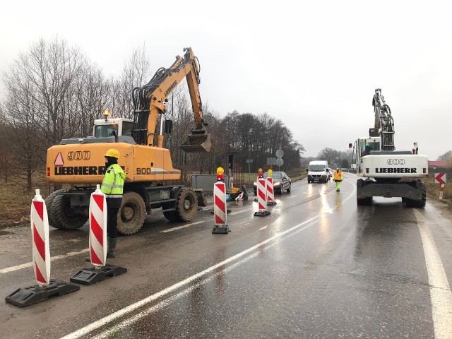 Prace przy przebudowie DK 21 między Słupskiem a Ustką. 10 i 11 lutego droga będzie czasowo nieprzejezdna