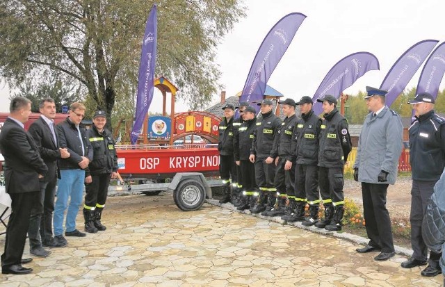 Druhowie z Kryspinowa podczas uroczystości przekazania łodzi przez zarząd „Nad Zalewem”