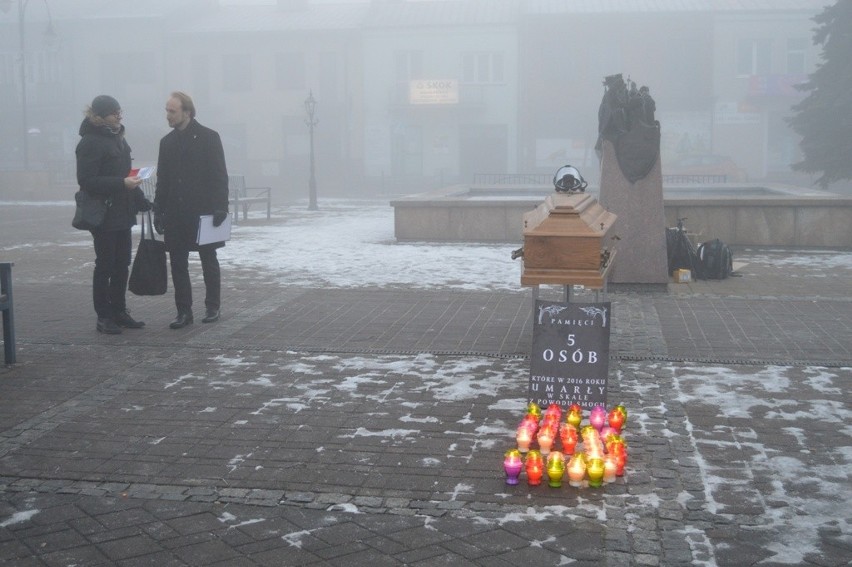 Skała dusi się w smogu i desperacko próbuje zwrócić uwagę na problem [WIDEO]