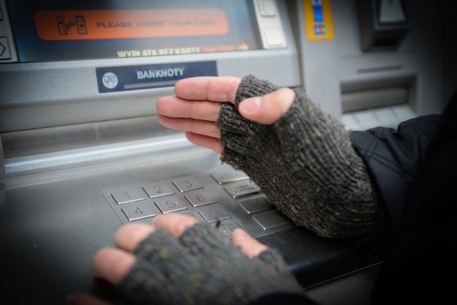 Mężczyzna kilka razy pobierał pieniądze z konta matki bez jej zgody