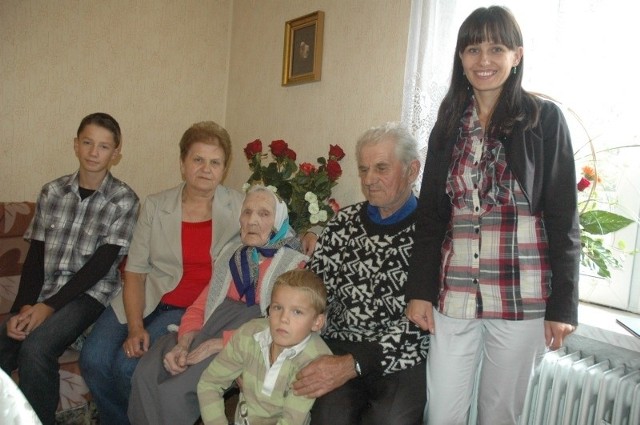 104-letnia Anna Kubat w otoczeniu rodziny. Od lewej: prawnuk Maciek, córka Janina, prawnuk Bartek, syn Władysław i wnuczka Jolanta.