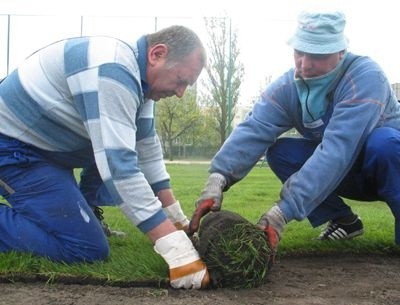 Rolki o szerokości 40 cm rozwija dziesięciu pracowników ośrodka sportu i rekreacji, w tym Wiesław Sobociński i Mirosław Łozowski