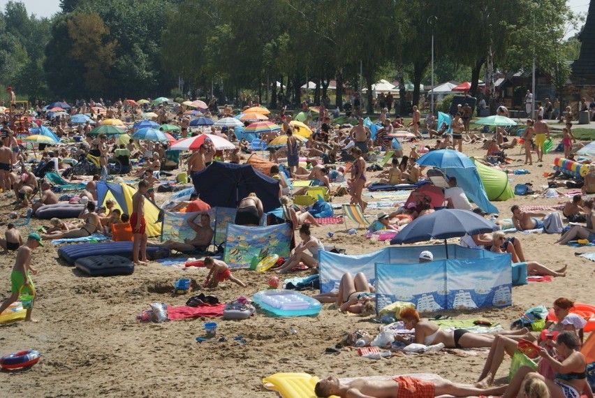 W sobotę nie brakowało chętnych do plażowania nad Pogorią...