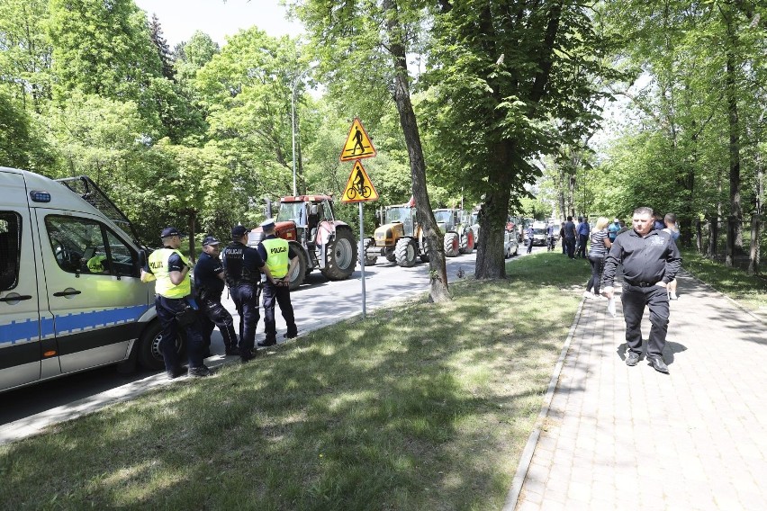 Białystok. Protest podlaskich rolników. Nowe znaki uniemożliwiły dojazd (zdjęcia,wideo)