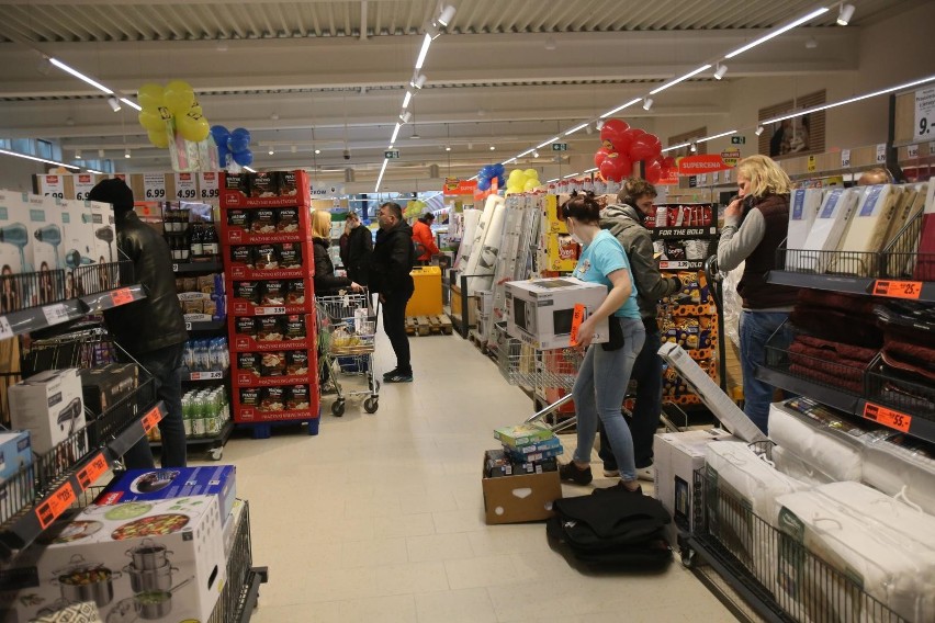 Lidl i Biedronka dają pracownikom ogromne premie na...