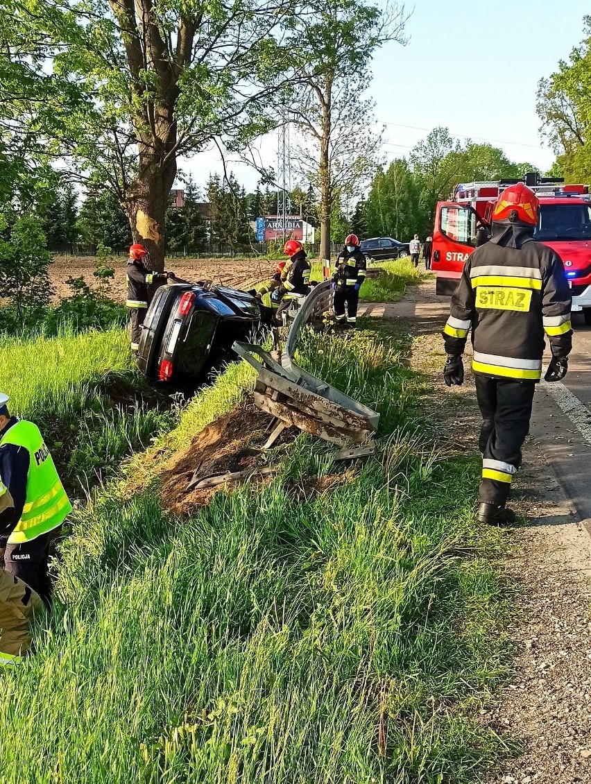 Wypadek w Kordowie (gm. Olszewo-Borki). Samochód uderzył w barierę ochronną i wpadł do rowu. 27.05.2021