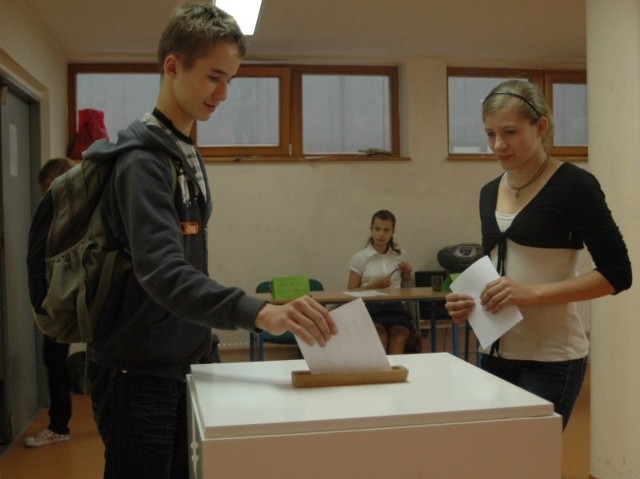Arkadiusz Korzekwa i Monika Kubosch głosowali na młodzieżowych radnych w gimnazjum nr 1.