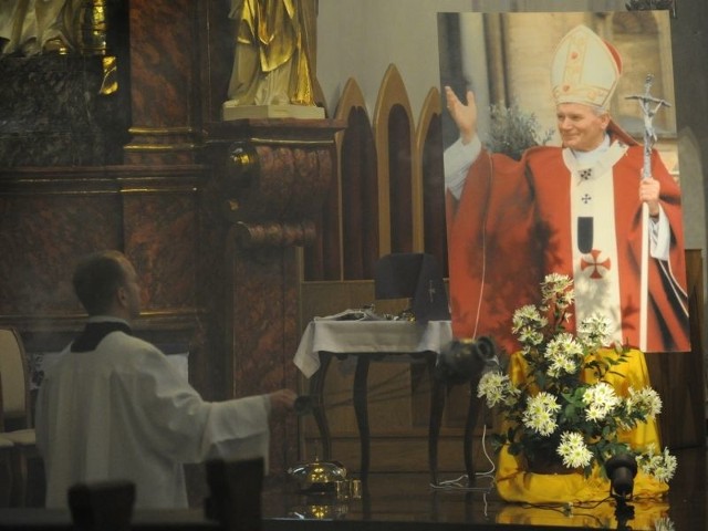 O 16.00 w opolskiej katedrze odbędzie się msza święta, po której zebrani przejdą ul. Katedralną i Piastowską na Rynek.