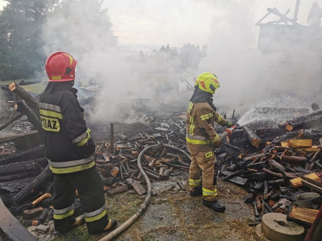 Pożar, który wybuchł we wtorek po południu w Zborowicach, strawił doszczętnie murowano-drewniany budynek gospodarczy. W akcji było kilka zastępów straży pożarnej