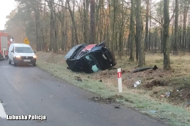 Opady deszczu i niskie temperatury powietrza sprawiają, że na drogach zrobiło się bardzo ślisko. Tylko w przeciągu kilku godzin trzech kierowców straciło panowanie nad kierownicą i wypadło z drogi. W jednym przypadku dwóch pasażerów trafiło do szpitala. Czytaj dalej i przejdź do Galerii>>>Zobacz też: Pożar samochodów w Zielonej Górze. Na ulicy Baranowej spłonęło 5 pojazdów