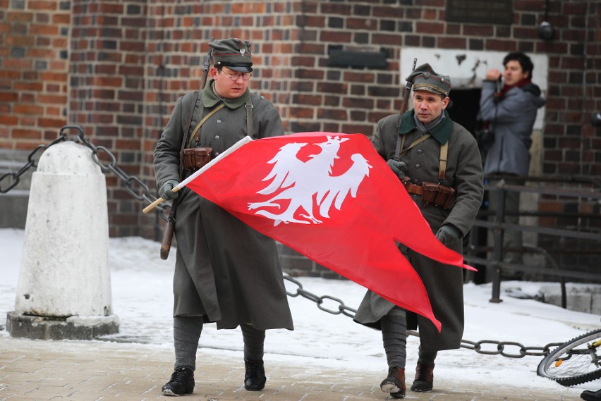 Kraków. Flaga Powstania Wielkopolskiego zawisła na wieży Bazyliki Mariackiej [ZDJĘCIA]