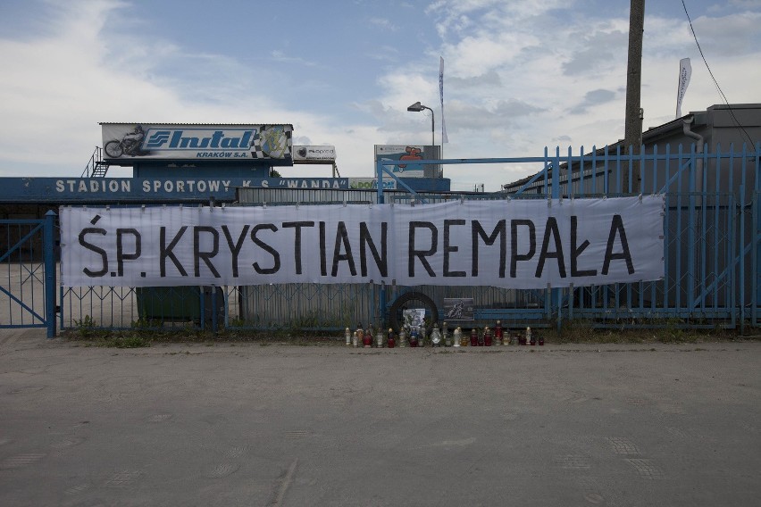 Kraków. Kibice żegnają Krystiana Rempałę na stadionie Wandy [ZDJĘCIA]