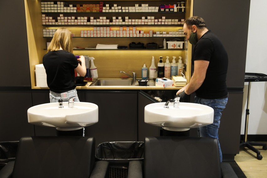 Fryzjerzy i restauratorzy mają pełne ręce roboty. Chcą nadrobić koronawirusowe straty  