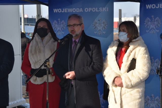 Minister Adam Niedzielski przed szpitalem tymczasowym w Opolu.