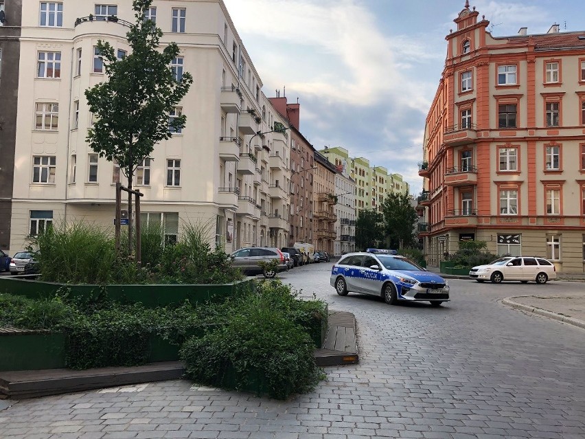Donice na środku ulicy Daszyńskiego nie znikną tak szybko