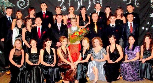 726. Klasa III LOWychowawca: Aneta Szczeblewska. Uczniowie: Martyna Bąk, Piotr Drozdzikowski, Marlena Czachor, Anna Cieślak, Anna Furga, Marcin Gordat, Justyna Górnicka, Marlena Karolik, Tomasz Katana, Jaroslaw Kawalek, Jakub Keska, Krystian Kosakowski, Paulina Malolepsza, Ewelina Marciniak, Lidia Niewadzi, Magdalena Olejarz, Kamila Plachta, Magdalena Piotrowska, Magdalena Pulkowska, Sebastian Popis, Damian Przepiórzynski, Mateusz Rajchel, Magdalena Rafa, Aleksandra Solbut, Lucja Styś, Elzbieta Szyszka, Natalia Towarek, Malwina Zdrzalik.