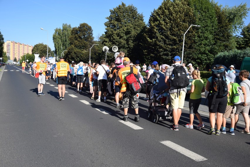 Oświęcimscy pątnicy w pięciu grupach z dekanatów:...