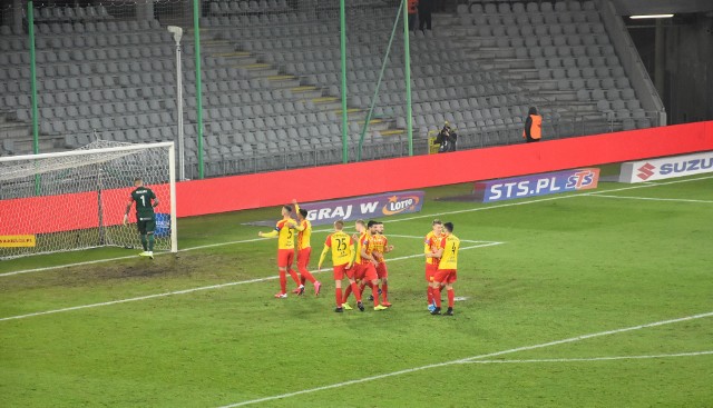 Mecze PKO Ekstraklasy do odwołania będą się odbywać bez udziału publiczności. Korona Kielce wstrzymała sprzedaż biletów na mecz z Piastem Gliwice.