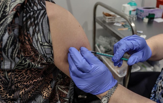Bezpłatne szczepienia profilaktyczne przeciwko grypie dla mieszkańców gminy Białe Błota realizowane są do końca listopada.