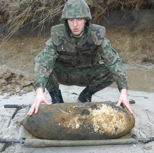 Bombę znaleziono w środę późnym popołudniem. Saperzy zdetonowali ją na plaży w Podczelu.