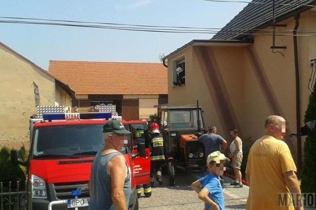 Na miejsce pojechały cztery zastępy strażaków zawodowych z Opola oraz ochotnicy z Prószkowa i Złotnik. 