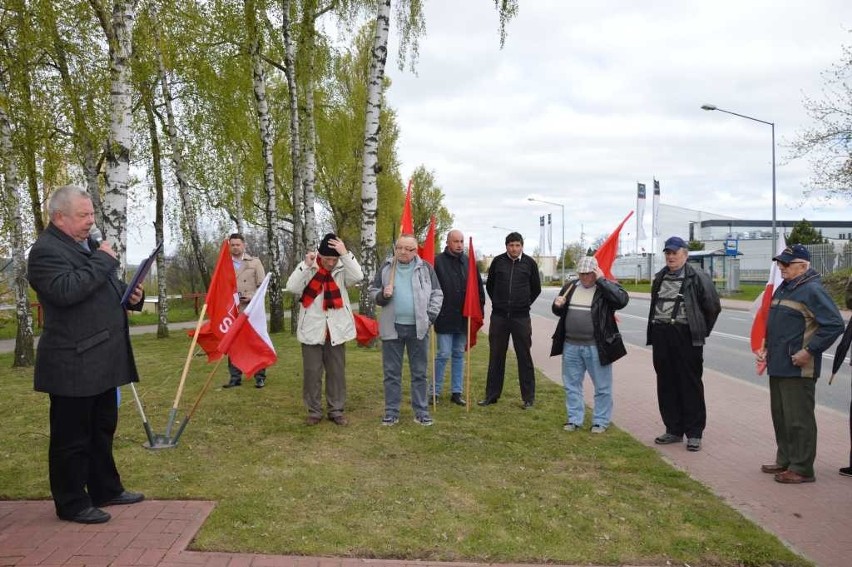 Ludzie lewicy świętowali w Starachowicach. Oddali hołd poległym robotnikom