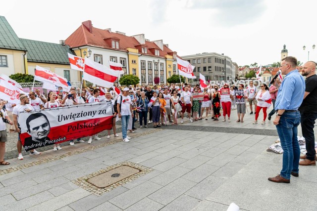 Marsz Solidarności z więźniami politycznymi na Białorusi rozpoczął się w centrum, przed pomnikiem Józefa Piłsudskiego w Białymstoku, a zakończył przed konsulatem Republiki Białoruś