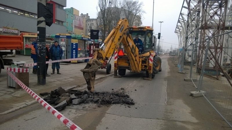 Awaria w Śródmieściu - pękła rura przy Centralu. Zmiany tras MPK, zamknięcie al. Mickiewicza